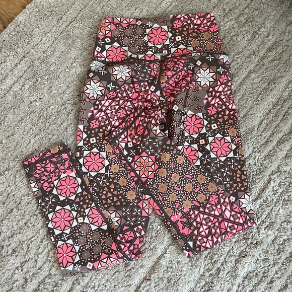 Pink Floral Pattern Legging and Sports Bra Set - Picture 2 of 9